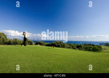 Senior woman, Golfspiel, Club de Golf Alcanada, Badia de Alcudia, Mallorca, Spanien Stockfoto