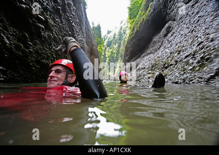 Menschen Glinding durch den Fluss, Schwimmen und Wandern Canyon Raebloch, Emmental Tal, Kanton Bern, Schweiz, Herr Stockfoto