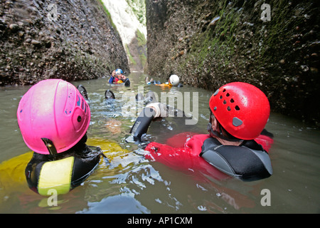 Männer Glinding durch Fluss, Schwimmen und Wandern Canyon Raebloch, Emmental Tal, Kanton Bern, Schweiz, Herr Stockfoto