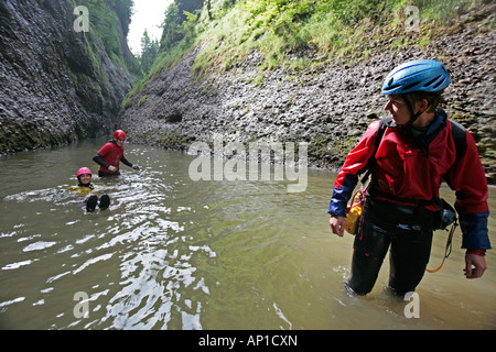 Männer Glinding durch Fluss, Schwimmen und Wandern Canyon Raebloch, Emmental Tal, Kanton Bern, Schweiz, Herr Stockfoto