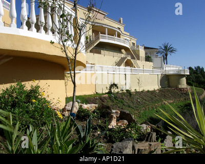 Typische moderne Wohnsiedlung am Rande der offenen Landschaft Torrequebrada Benalmádena Costa del Sol Spain Stockfoto