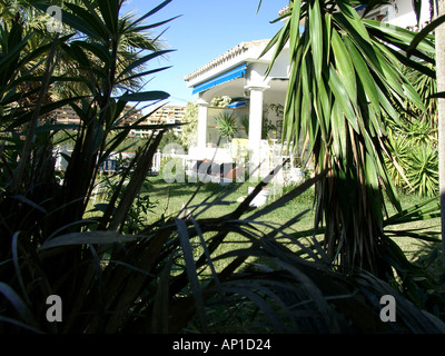 Typische moderne Wohnsiedlung am Rande der offenen Landschaft Torrequebrada Benalmádena Costa del Sol Spain Stockfoto