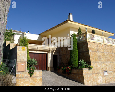 Typische moderne Wohnsiedlung am Rande der offenen Landschaft, Torrequebrada, Benalmadena, Costa Del Sol, Spanien Stockfoto