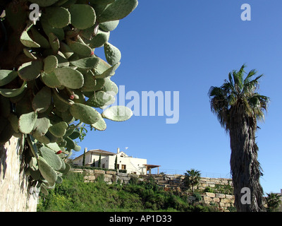 Typische moderne Wohnsiedlung am Rande der offenen Landschaft Torrequebrada Benalmádena Costa del Sol Spain Stockfoto
