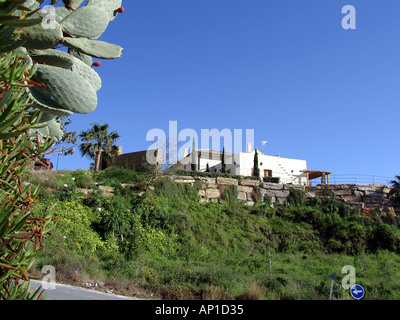 Typische moderne Wohnsiedlung am Rande der offenen Landschaft Torrequebrada Benalmádena Costa del Sol Spain Stockfoto