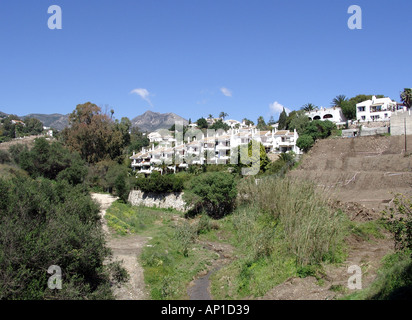 Typische moderne Wohnsiedlung am Rande der offenen Landschaft Torrequebrada Benalmádena Costa del Sol Spain Stockfoto