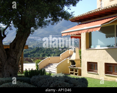 Typische moderne Wohnsiedlung am Rande der offenen Landschaft Torrequebrada Benalmádena Costa del Sol Spain Stockfoto