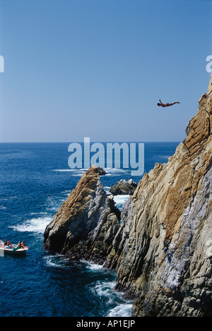 Cliff Diver Tauchen von einer Klippe, Acapulco, Mexiko, Amerika Stockfoto