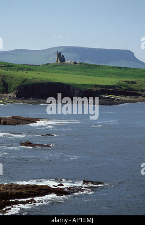 Parkes Burg auf Lough Gill mit Ben Bulben, in der Nähe von Silgo, Grafschaft Leitrim, Irland Stockfoto