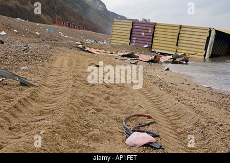 Container bei Ebbe am Strand Stockfoto