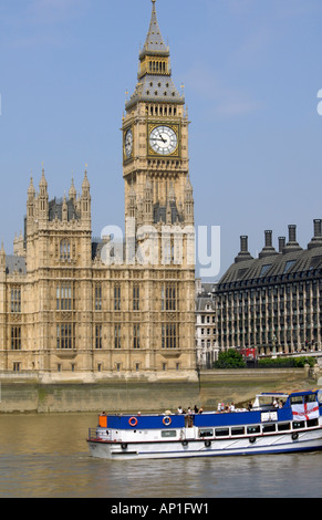 Big Ben und Vergnügen Boot London vom nördlichen Ufer der Themse Stockfoto