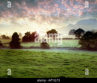 GB - WALES: Misty Landscape gegen Sonne Stockfoto