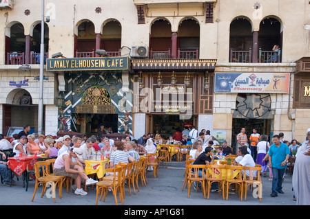Touristen und Einheimische im Café Restaurant Hussein Midan Khan al Khalili Cairo Ägypten Nahost DSC 3918 Stockfoto