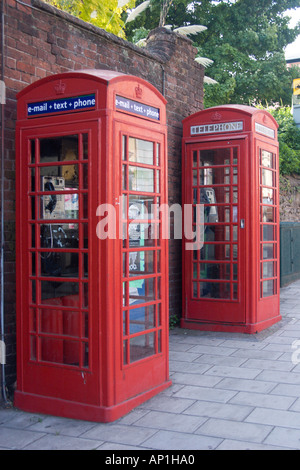 Aktualisierte Telefonzelle neben einem traditionellen einerseits Queen Street, Exeter, Devon Stockfoto