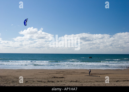 Man einen Drachen auf Widemouth Bay Beach, Nr Bude, North Cornwall Stockfoto