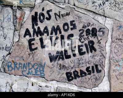 Brasilianische Fan wir Liebe Elvis Nachricht an Außenwand von Graceland Mansion Eigenschaft ehemaligen Elvis Presley home Memphis USA Stockfoto