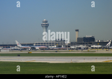 Kontrollturm und American Airlines Flugzeug in Chicago OHare International Airport Illinois USA Stockfoto