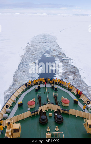 Eisbrecher durchbrechen Packeis in der Nähe von Snow Hill Island in der Weddell-Meer Antarktis November Stockfoto