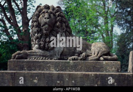 Statue des Löwen am Eingang zum Royal Victoria Park, Bath Spa, England UK Stockfoto