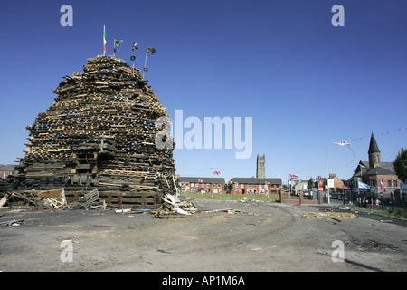 Loyalist 11. Nacht Lagerfeuer auf Newtownards Straße in Belfast gebaut Stockfoto