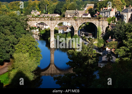 Der Eisenbahnviadukt von Morgensonne und Reflected in The River Nidd bei Knaresborough North Yorkshire England beleuchtet Stockfoto