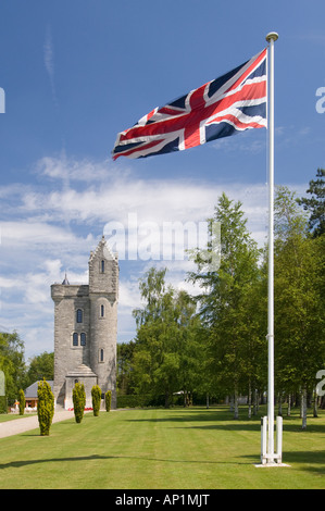 Ulster Turm WW1 Denkmal am Thiepval an der Somme, Frankreich. Mit Anschluß-Markierungsfahne fliegen Stockfoto