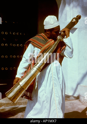 Ein muslimischer Mann spielen eine SIWA oder Seite geblasen Horn Lamu Insel Kenia Küste Ostafrikas Stockfoto