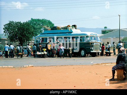 Menschen, die einsteigen in eines Bus am Voi unterwegs Mombasa-Nairobi Kenia in Ostafrika Stockfoto