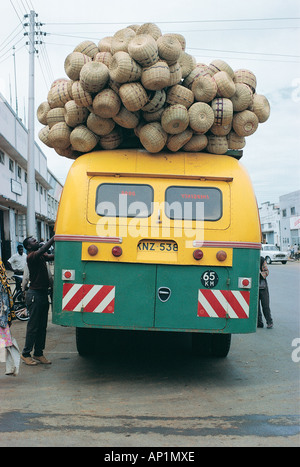 Bus mit Körben riesige Ladung auf dem Dachgepäckträger an einer Bushaltestelle in Kisumu westlichen Kenia in Ostafrika Stockfoto