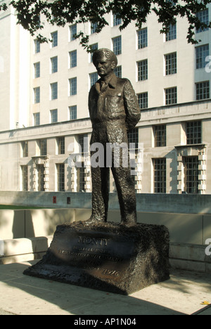 Londoner Whitehall Statue von Feldmarschall Montgomery von Alamein auch bekannt als Monty mit Verteidigungsministerium über Gebäude Stockfoto
