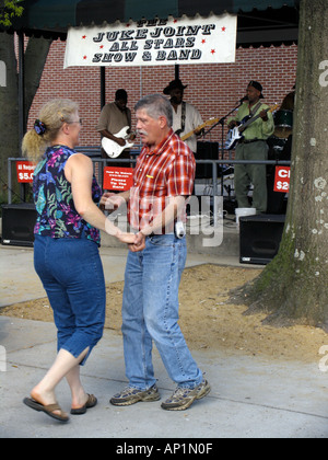 Paare tanzen zu Bluesband in handliche Park Beale Street Memphis USA Stockfoto