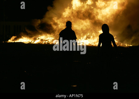 paar geht vorbei an 11. Nacht Feuer in Monkstown Stockfoto