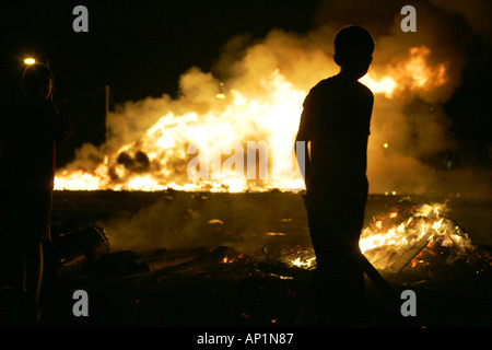 kleiner Junge geht vorbei an 11. Nacht Feuer in Monkstown Stockfoto