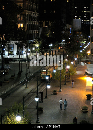 Nacht-Zeit-Wagen auf Main Street Memphis USA Stockfoto
