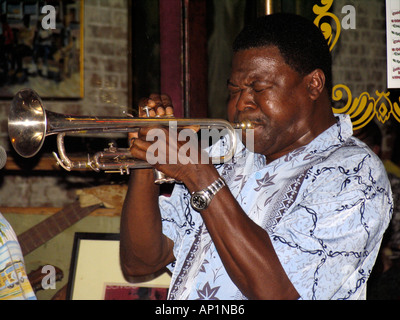 Musiker spielt Trompete unterhaltsam Besucher auf Beale Street Memphis USA Stockfoto