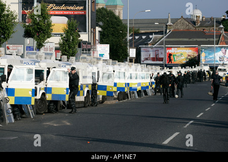 Textzeile PSNI Landrover und Offiziere auf Crumlin Road in Ardoyne Läden Belfast 12. Juli Stockfoto