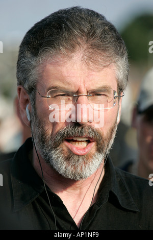 Sinn Fein ehemaliger Präsident der ehemalige Abgeordnete und frühere MLA TD Gerry Adams mit Mobile Kopfhörer auf Crumlin Road in Ardoyne Shops Stockfoto