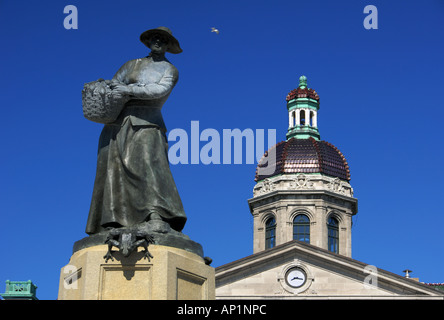 Statue und Kuppel des Maisonneuve Markt, Hochelaga-Maisonneuve, Montreal, Quebec, Kanada Stockfoto