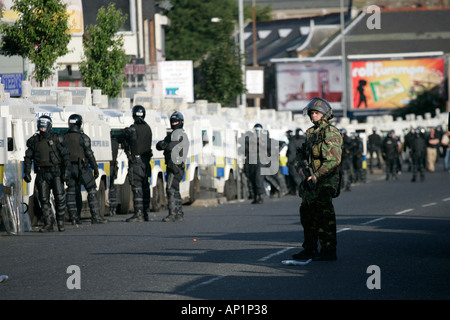 Textzeile PSNI Landrover und Offiziere mit britischen Soldaten auf Crumlin Road in Ardoyne Geschäften Belfast 12. Juli Stockfoto