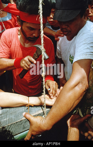 In einer Darstellung von Jesus Christus sind Kreuzigung Filipino Anhänger, Holzkreuze auf jeden Karfreitag genagelt. Stockfoto