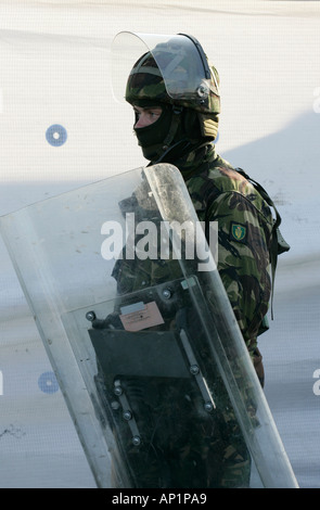 Britische Armee Soldat mit Helm und Schild Kampfausrüstung auf Crumlin Road in Ardoyne Geschäften Belfast 12. Juli Stockfoto
