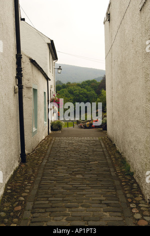 Gepflasterte Gasse zwischen den Häusern mit Blick auf den Fluss Tay Dunkeld Perthshire Schottland, Vereinigtes Königreich Stockfoto