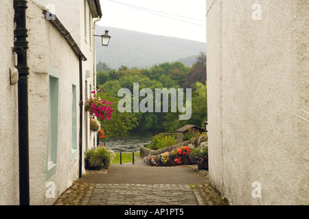 Gepflasterte Gasse zwischen den Häusern mit Blick auf den Fluss Tay Dunkeld Perthshire Schottland, Vereinigtes Königreich Stockfoto