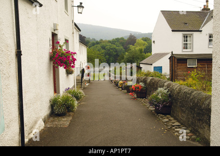 Gepflasterte Gasse zwischen den Häusern mit Blick auf den Fluss Tay Dunkeld Perthshire Schottland, Vereinigtes Königreich Stockfoto