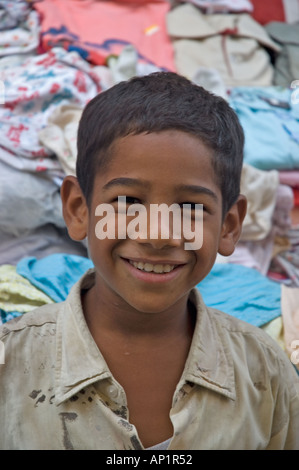 Lächelnde junge im Marktgebiet von Assuan, Ägypten, Naher Osten. DSC 4288 Stockfoto