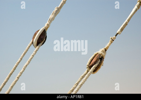 Flaschenzügen und rigging auf einer Feluke, Nil, Assuan, Ägypten, Nordafrika, mittlere Osten. DSC 4342 Stockfoto