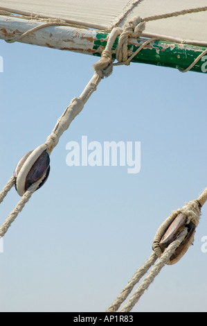 Flaschenzügen und rigging auf einer Feluke, Nil, Assuan, Ägypten, Nordafrika, mittlere Osten. DSC 4343 Stockfoto