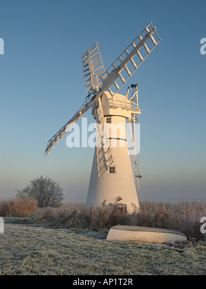 EINE WEIß LACKIERTE THURNE WINDMÜHLE ZUR ENTWÄSSERUNG VON DEICHEN AUF DIE NORFOLK BROADS BROADLAND EAST ANGLIA ENGLAND UK Stockfoto