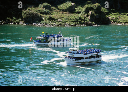 Mädchen der Nebel Boote und Touristen vorbei am Niagara River nähert sich Niagara Falls, Ontario, Kanada Stockfoto