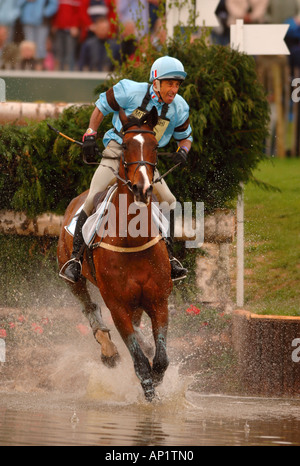 BRUNO BOUVIER AUF DEM PFERD HARRY REITEN DURCH DEN SEE, WÄHREND DAS KREUZ LAND BEI DEN BADMINTON HORSE TRIALS 2006 Stockfoto